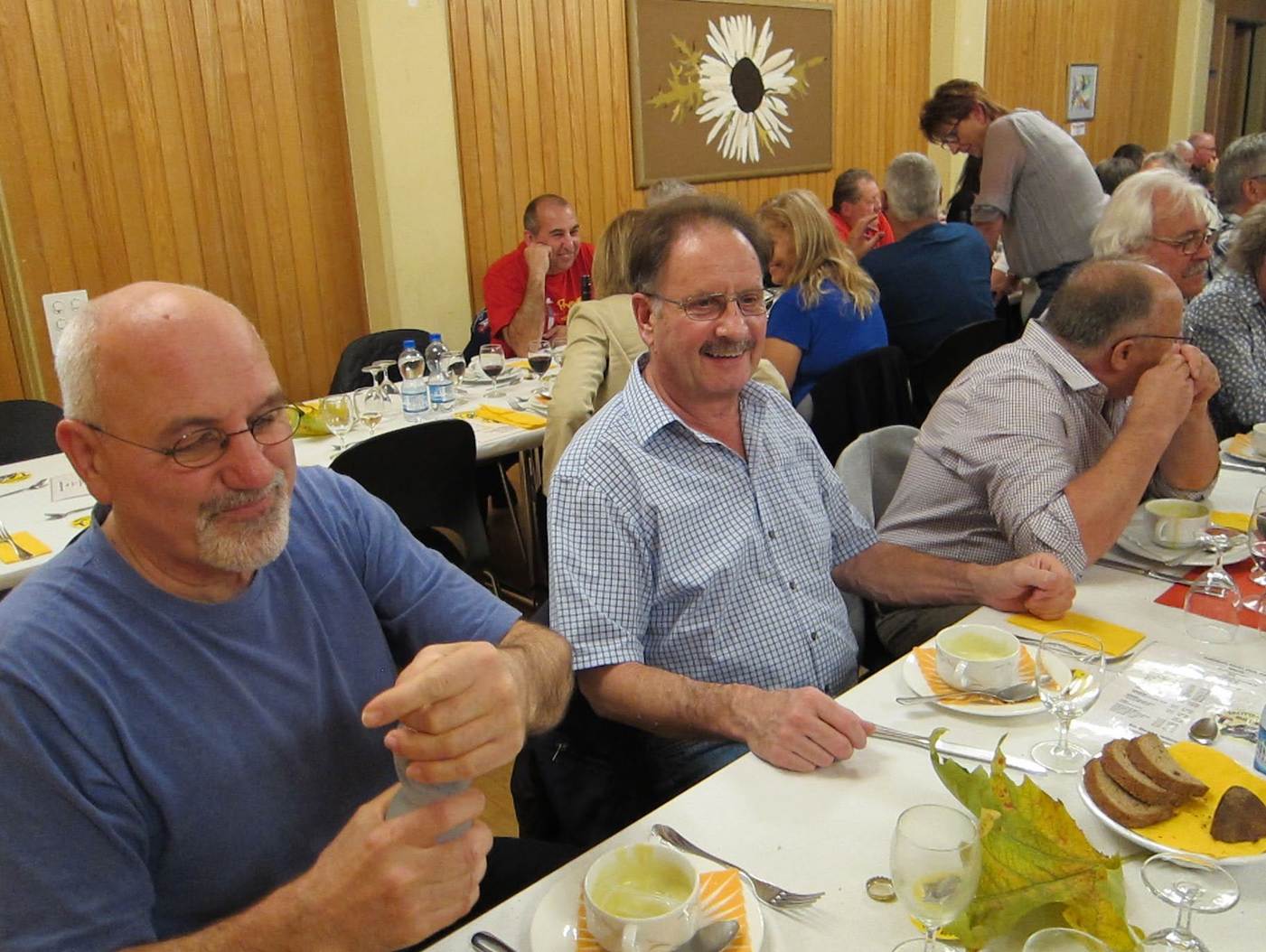 Ein Bild, das Person, Mann, Kleidung, Tisch enth�lt.

KI-generierte Inhalte k�nnen fehlerhaft sein.